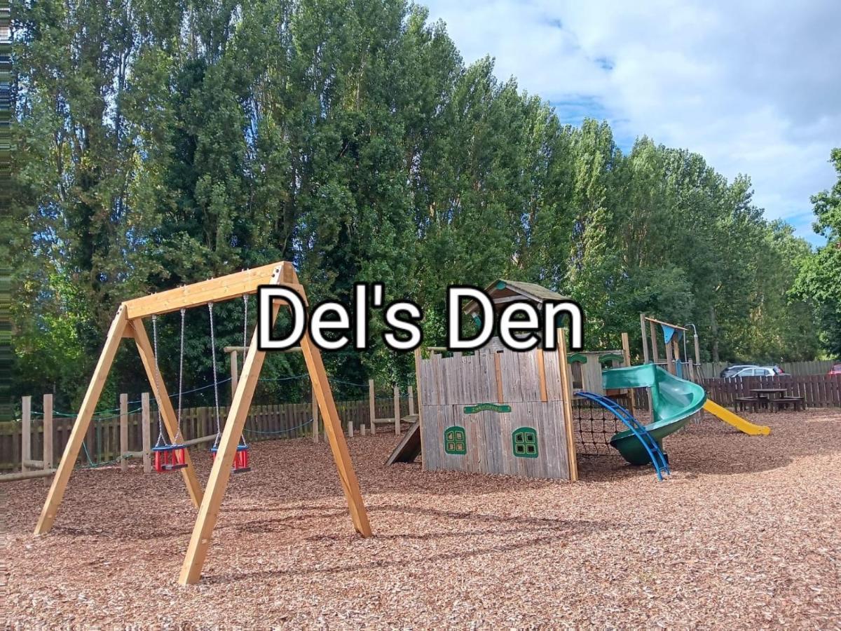 Del'S Den Lakeside Weeley Bridge Экстерьер фото